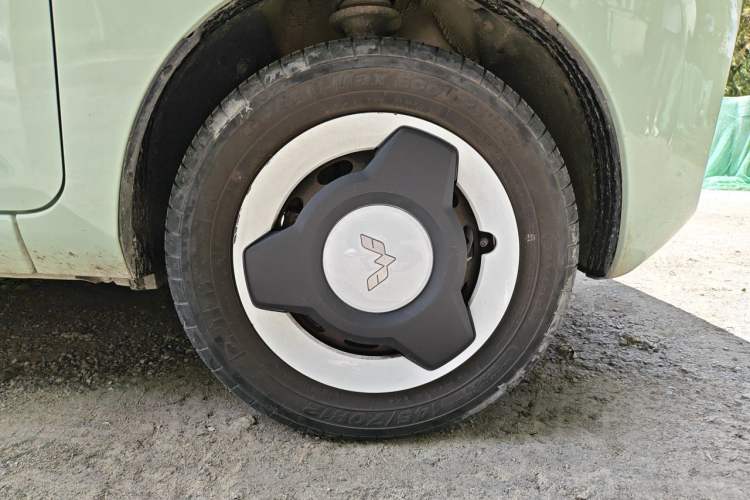 Used Wuling Hongguang MINIEV 2021 Macaron Fashion Edition Lithium-Ion Battery Right Front Wheel Hub
