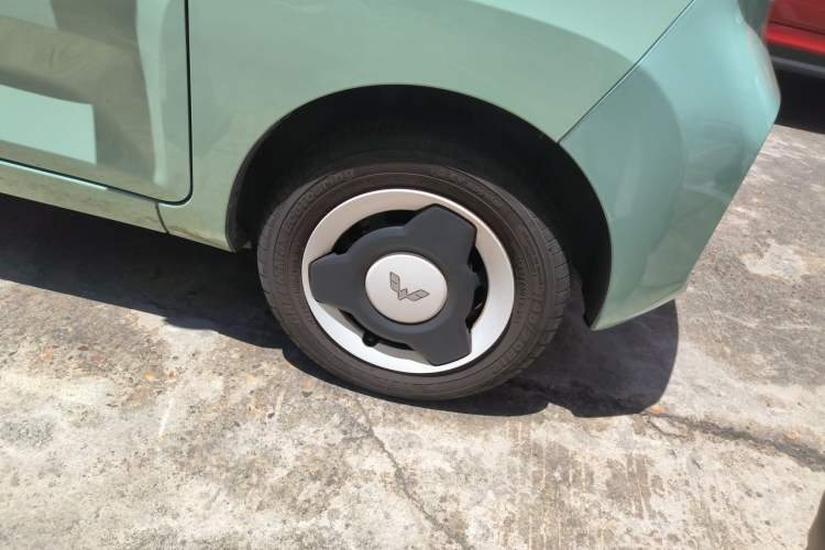 Used Wuling Hongguang MINIEV 2021 Macaron Fashion Model Lithium Iron Phosphate Right Front Wheel Hub