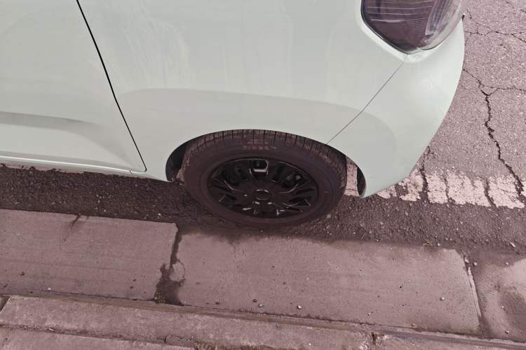 Used Wuling Hongguang MINIEV 2021 Macaron Premium Model – Lithium-NMC Right Front Wheel Hub