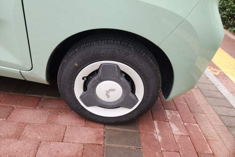 Used Wuling Hongguang MINIEV 2021 Macaron Premium Model – Lithium-NMC Right Front Wheel Hub