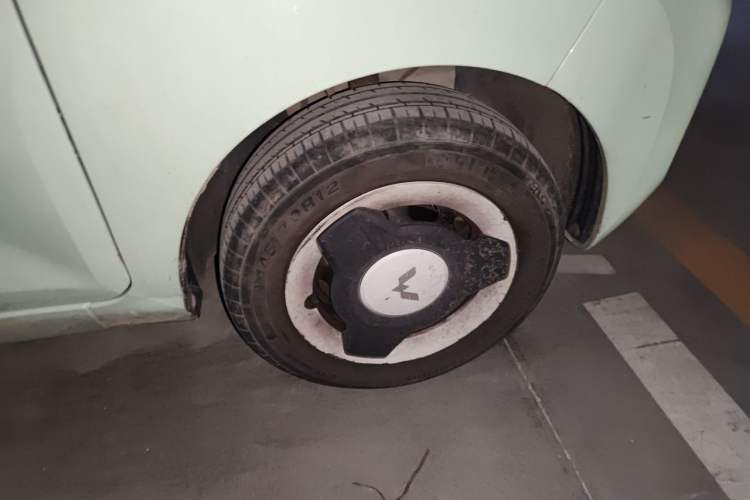 Used Wuling Hongguang MINIEV 2021 Macaron Fashion Model Lithium Iron Phosphate Right Front Wheel Hub