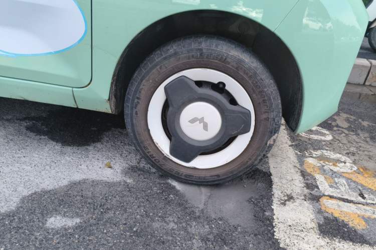 Used Wuling Hongguang MINIEV 2021 Macaron Fashion Model Lithium Iron Phosphate Right Front Wheel Hub