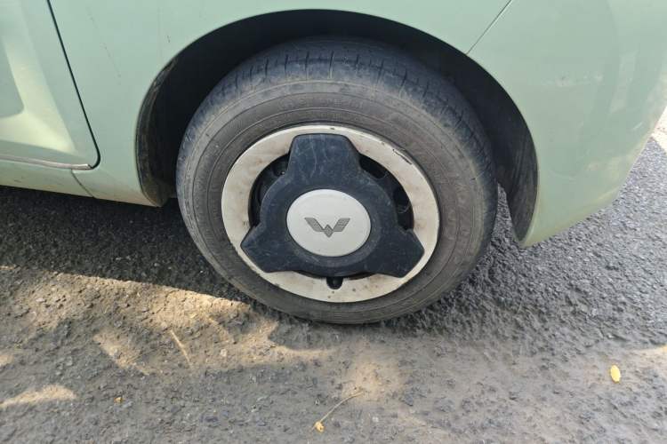 Used Wuling Hongguang MINIEV 2021 Macaron Fashion Model Lithium Iron Phosphate Right Front Wheel Hub