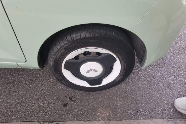 Used Wuling Hongguang MINIEV 2021 Macaron Fashion Model Lithium Iron Phosphate Right Front Wheel Hub