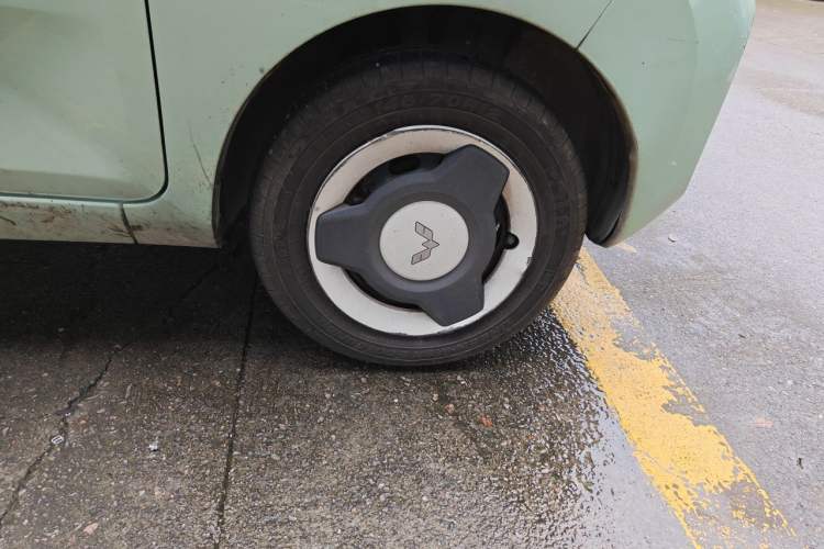 Used Wuling Hongguang MINIEV 2021 Macaron Fashion Edition Lithium-Ion Battery Right Front Wheel Hub