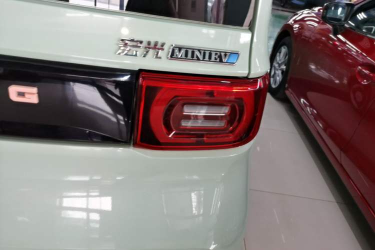 Used Wuling Hongguang MINIEV 2021 Macaron Premium Model – Lithium Iron Phosphate Right Rear Taillight