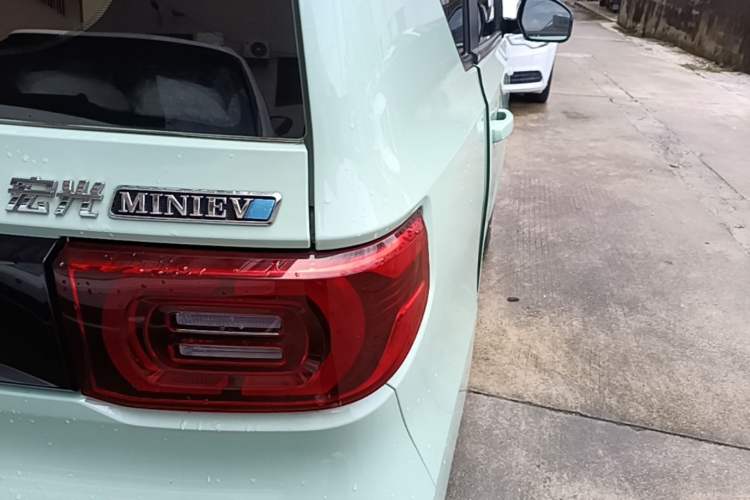 Used Wuling Hongguang MINIEV 2021 Macaron Sandwich Model 170 km Lithium Iron Phosphate Right Rear Taillight