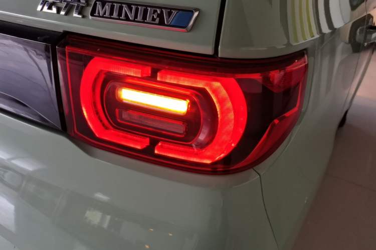 Used Wuling Hongguang MINIEV 2021 Macaron Fashion Edition Lithium-Ion Battery Right Rear Taillight