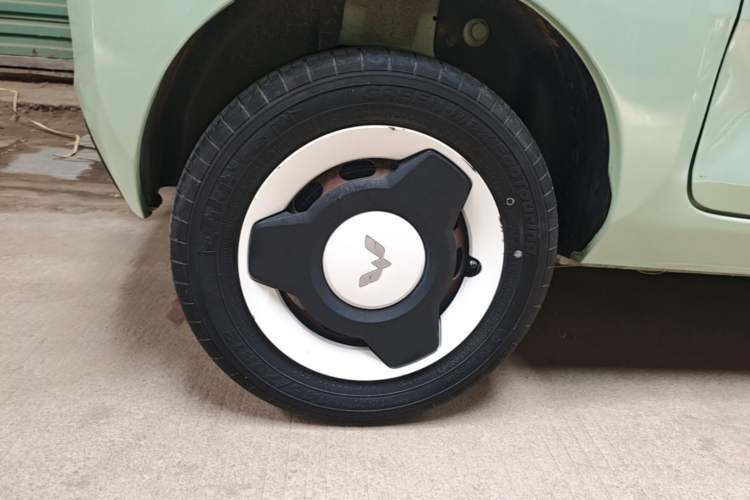 Used Wuling Hongguang MINIEV 2021 Macaron Fashion Model Lithium Iron Phosphate Right Rear Wheel Hub