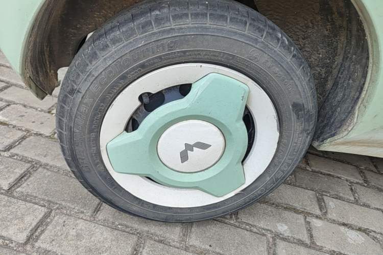 Used Wuling Hongguang MINIEV 2021 Macaron Fashion Model Lithium Iron Phosphate Right Rear Wheel Hub