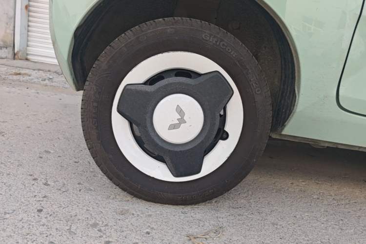 Used Wuling Hongguang MINIEV 2021 Macaron Fashion Model Lithium Iron Phosphate Right Rear Wheel Hub