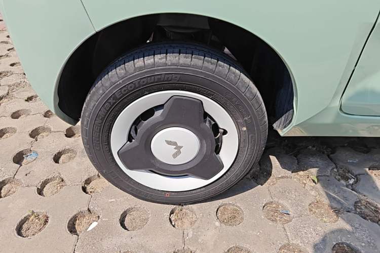 Used Wuling Hongguang MINIEV 2021 Macaron Fashion Model Lithium Iron Phosphate Right Rear Wheel Hub