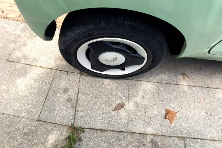 Used Wuling Hongguang MINIEV 2021 Macaron Premium Model – Lithium Iron Phosphate Right Rear Wheel Hub
