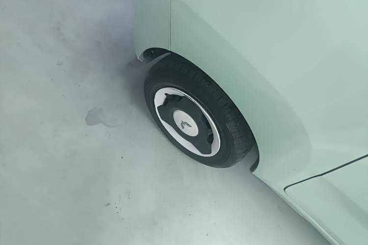 Used Wuling Hongguang MINIEV 2021 Macaron Premium Model – Lithium Iron Phosphate Right Rear Wheel Hub