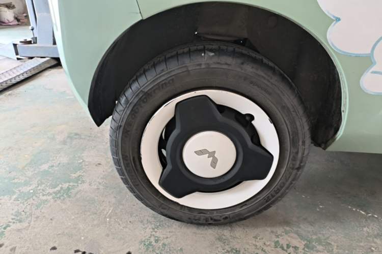 Used Wuling Hongguang MINIEV 2021 Macaron Fashion Model Lithium Iron Phosphate Right Rear Wheel Hub