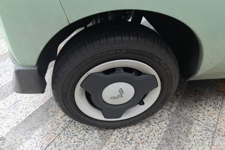 Used Wuling Hongguang MINIEV 2021 Macaron Fashion Model Lithium Iron Phosphate Right Rear Wheel Hub
