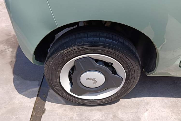 Used Wuling Hongguang MINIEV 2021 Macaron Premium Model – Lithium-NMC Right Rear Wheel Hub