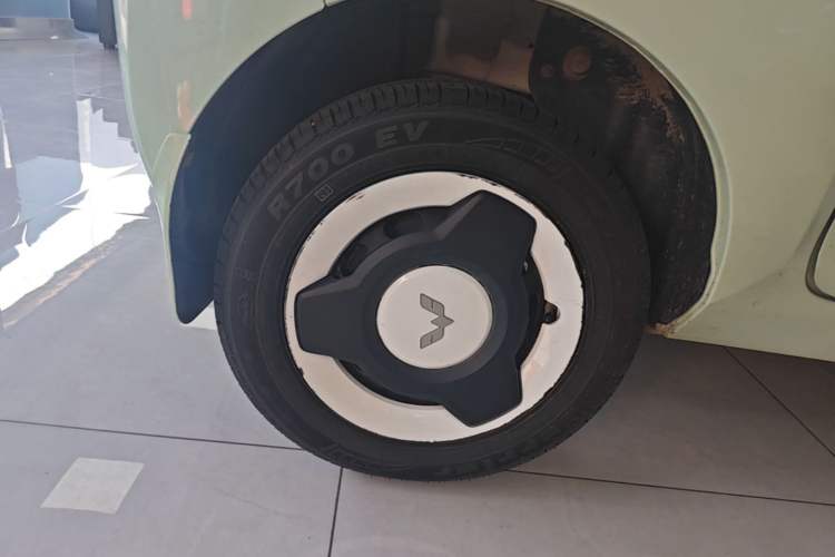 Used Wuling Hongguang MINIEV 2021 Macaron Fashion Model Lithium Iron Phosphate Right Rear Wheel Hub