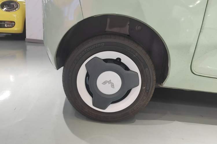 Used Wuling Hongguang MINIEV 2021 Macaron Premium Model – Lithium-NMC Right Rear Wheel Hub