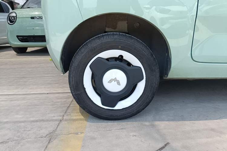 Used Wuling Hongguang MINIEV 2021 Macaron Fashion Model Lithium Iron Phosphate Right Rear Wheel Hub