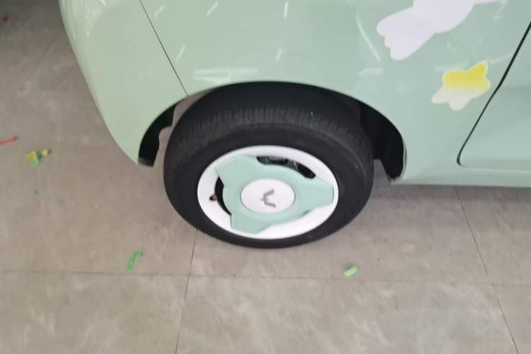 Used Wuling Hongguang MINIEV 2021 Macaron Fashion Model Lithium Iron Phosphate Right Rear Wheel Hub