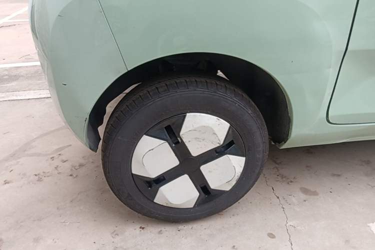 Used Wuling Hongguang MINIEV 2021 Macaron Fashion Model Lithium Iron Phosphate Right Rear Wheel Hub