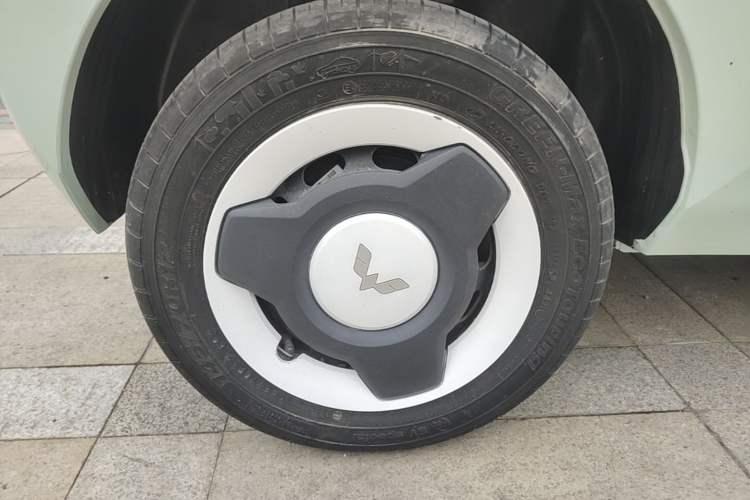 Used Wuling Hongguang MINIEV 2021 Macaron Sandwich Model 120 km Lithium NMC Right Rear Wheel Hub