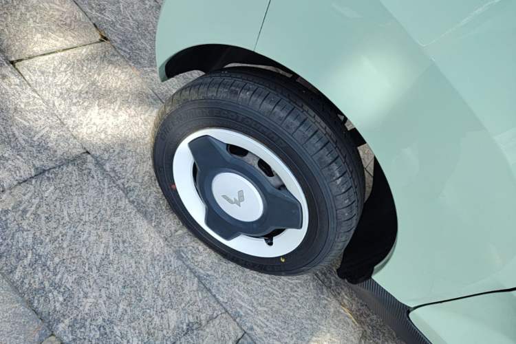 Used Wuling Hongguang MINIEV 2021 Macaron Fashion Model Lithium Iron Phosphate Right Rear Wheel Hub