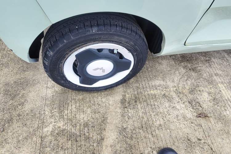 Used Wuling Hongguang MINIEV 2021 Macaron Fashion Model Lithium Iron Phosphate Right Rear Wheel Hub