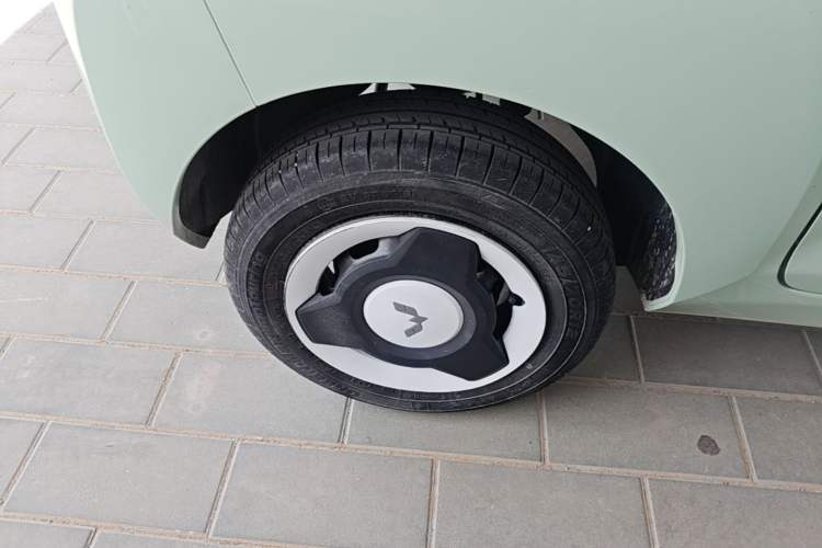 Used Wuling Hongguang MINIEV 2021 Macaron Fashion Model Lithium Iron Phosphate Right Rear Wheel Hub