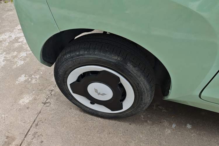 Used Wuling Hongguang MINIEV 2021 Macaron Fashion Edition Lithium-Ion Battery Right Rear Wheel Hub