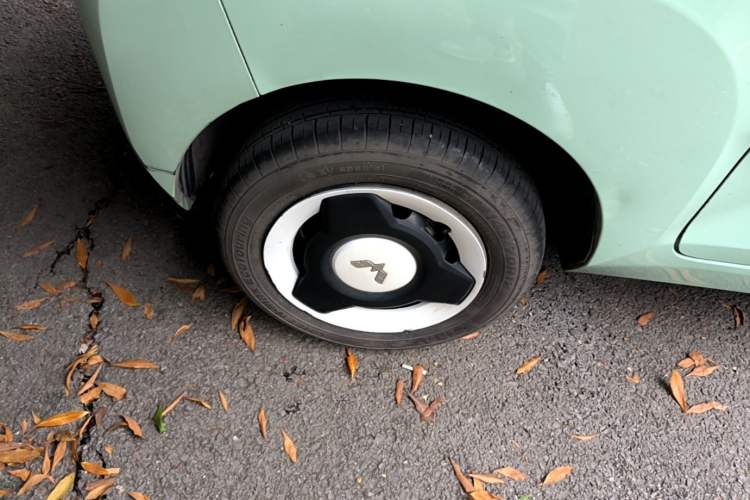 Used Wuling Hongguang MINIEV 2021 Macaron Premium Model – Lithium Iron Phosphate Right Rear Wheel Hub