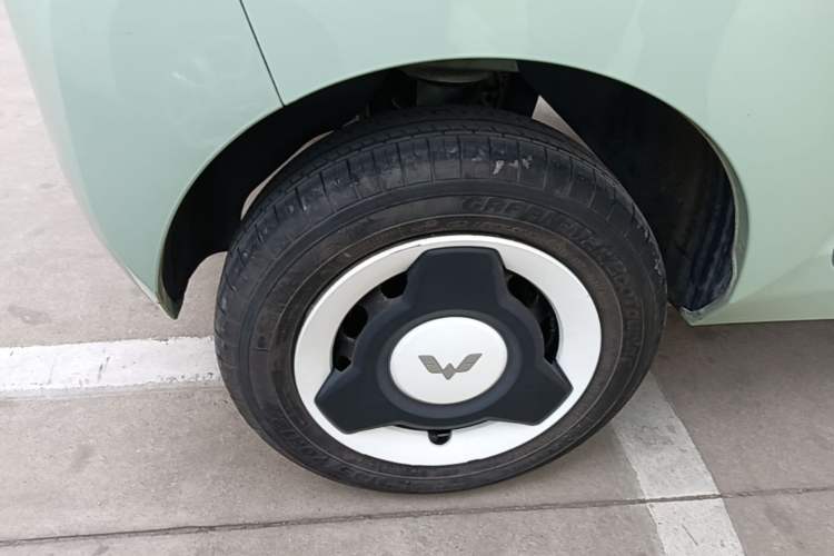 Used Wuling Hongguang MINIEV 2021 Macaron Fashion Model Lithium Iron Phosphate Right Rear Wheel Hub