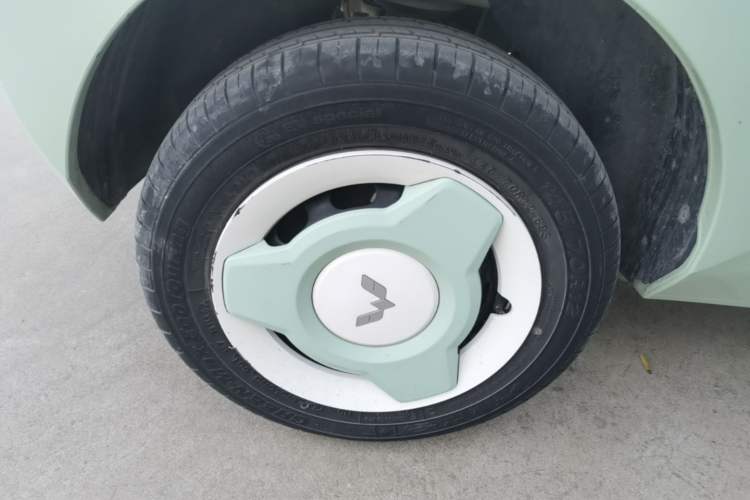 Used Wuling Hongguang MINIEV 2021 Macaron Fashion Model Lithium Iron Phosphate Right Rear Wheel Hub