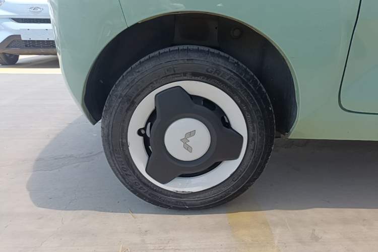 Used Wuling Hongguang MINIEV 2021 Macaron Fashion Model Lithium Iron Phosphate Right Rear Wheel Hub