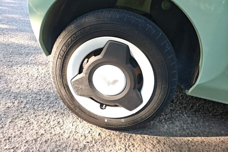 Used Wuling Hongguang MINIEV 2021 Macaron Fashion Model Lithium Iron Phosphate Right Rear Wheel Hub