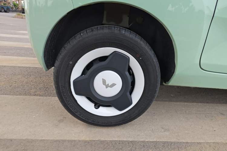 Used Wuling Hongguang MINIEV 2021 Macaron Fashion Model Lithium Iron Phosphate Right Rear Wheel Hub