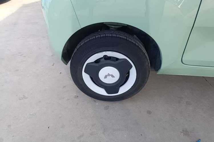 Used Wuling Hongguang MINIEV 2021 Macaron Fashion Model Lithium Iron Phosphate Right Rear Wheel Hub