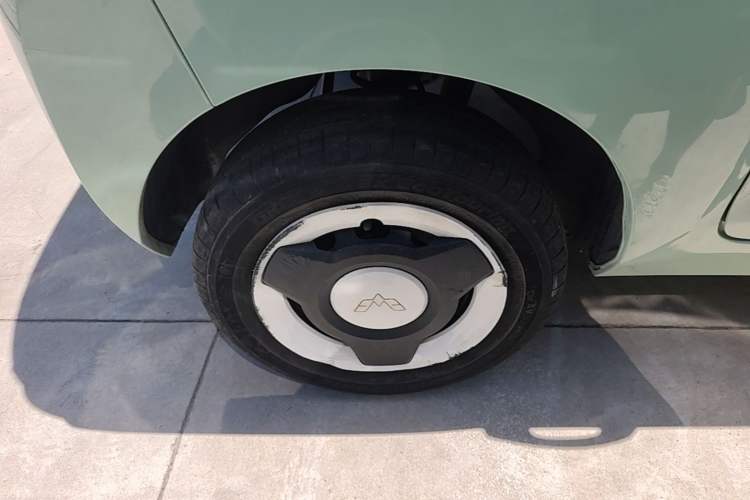 Used Wuling Hongguang MINIEV 2021 Macaron Fashion Model Lithium Iron Phosphate Right Rear Wheel Hub