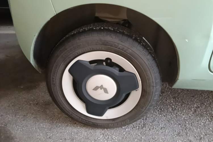 Used Wuling Hongguang MINIEV 2021 Macaron Fashion Model Lithium Iron Phosphate Right Rear Wheel Hub