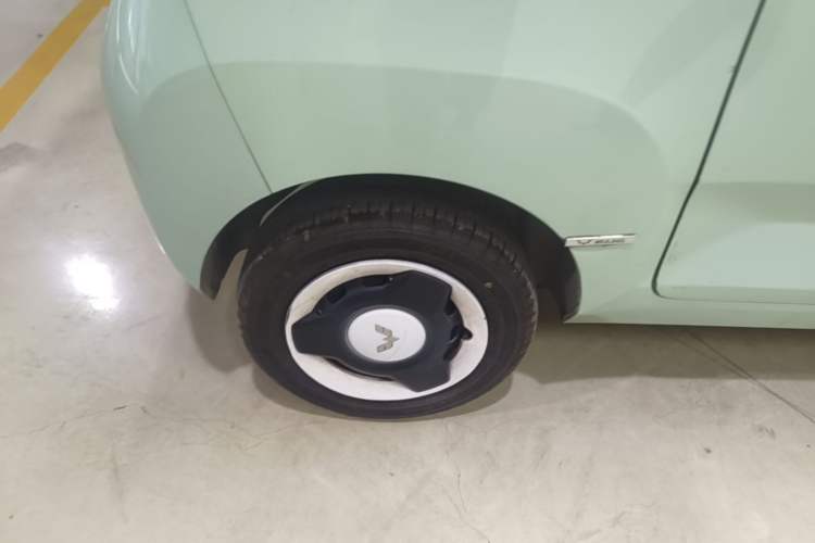Used Wuling Hongguang MINIEV 2021 Macaron Fashion Model Lithium Iron Phosphate Right Rear Wheel Hub