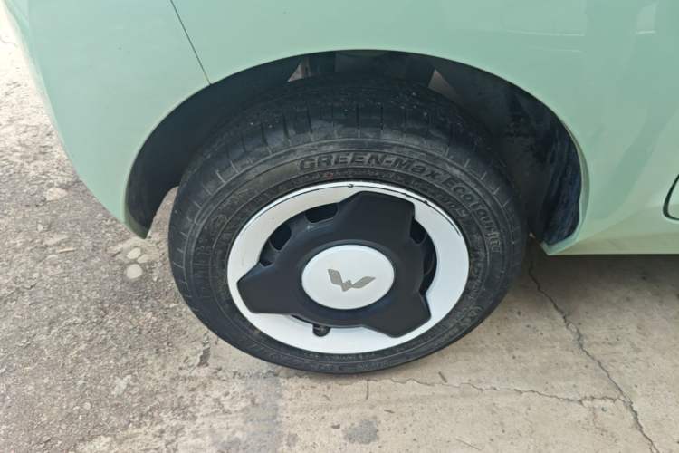 Used Wuling Hongguang MINIEV 2021 Macaron Sandwich Model 120 km Lithium NMC Right Rear Wheel Hub