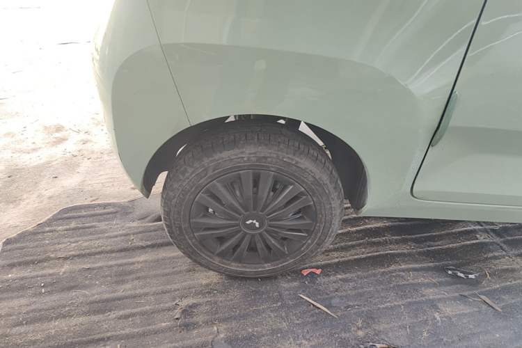 Used Wuling Hongguang MINIEV 2021 Macaron Fashion Model Lithium Iron Phosphate Right Rear Wheel Hub