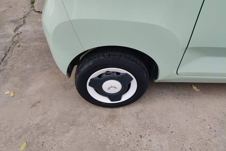 Used Wuling Hongguang MINIEV 2021 Macaron Sandwich Model 170 km Lithium Iron Phosphate Right Rear Wheel Hub