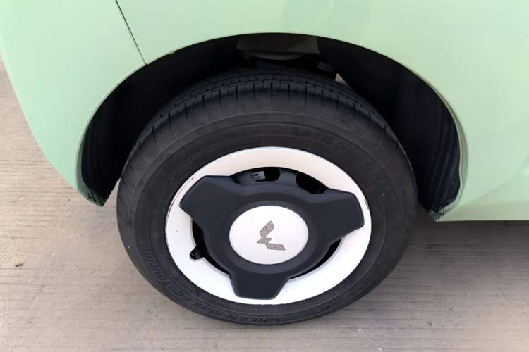 Used Wuling Hongguang MINIEV 2021 Macaron Premium Model – Lithium-NMC Right Rear Wheel Hub