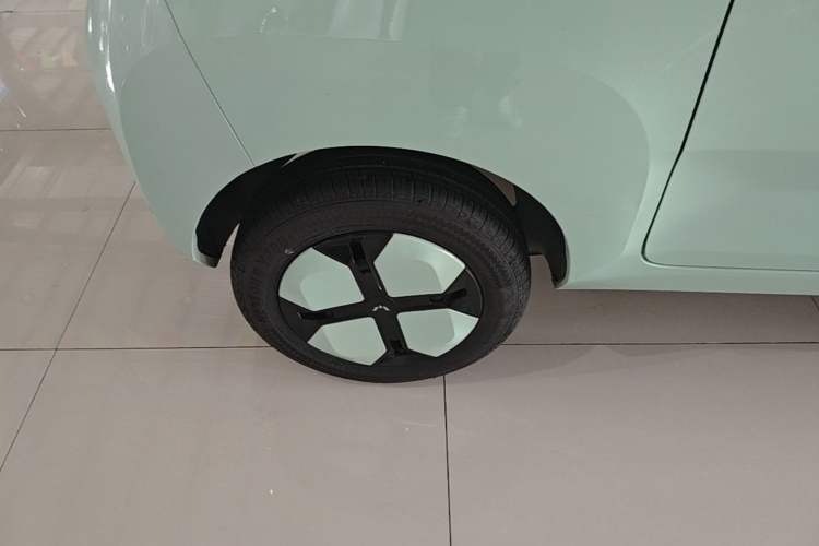 Used Wuling Hongguang MINIEV 2021 Macaron Fashion Model Lithium Iron Phosphate Right Rear Wheel Hub