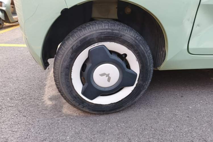 Used Wuling Hongguang MINIEV 2021 Macaron Fashion Model Lithium Iron Phosphate Right Rear Wheel Hub