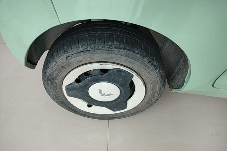 Used Wuling Hongguang MINIEV 2021 Macaron Fashion Model Lithium Iron Phosphate Right Rear Wheel Hub