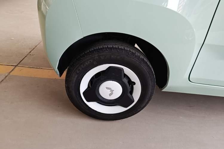Used Wuling Hongguang MINIEV 2021 Macaron Fashion Edition Lithium-Ion Battery Right Rear Wheel Hub