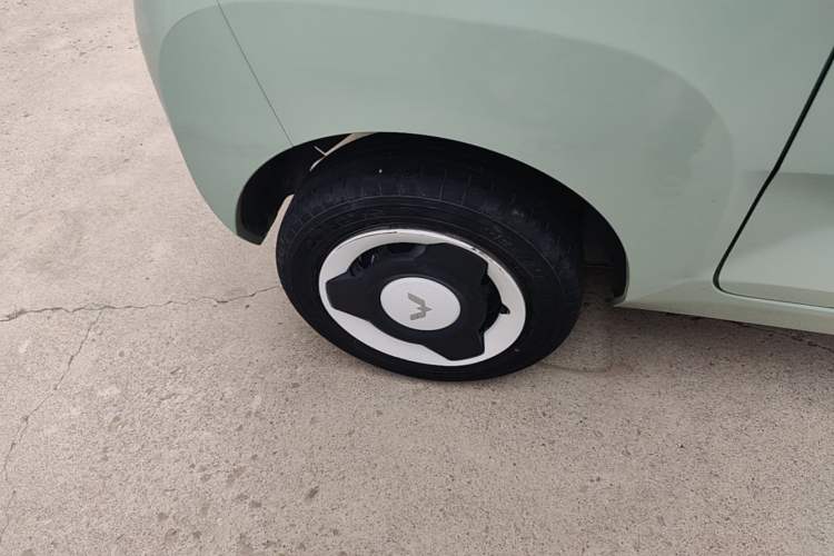 Used Wuling Hongguang MINIEV 2021 Macaron Fashion Model Lithium Iron Phosphate Right Rear Wheel Hub